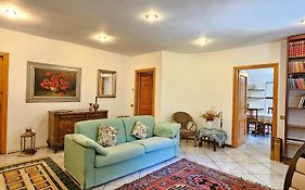 Appartamento Con Ingresso Autonomo, Giardino Privato E Portico