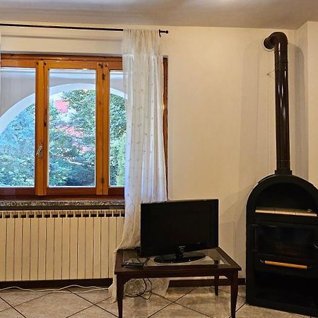 Appartamento Con Ingresso Autonomo, Giardino Privato E Portico Introbio Esterno foto