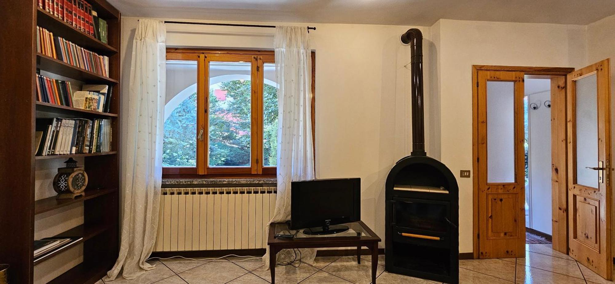 Appartamento Con Ingresso Autonomo, Giardino Privato E Portico Introbio Esterno foto