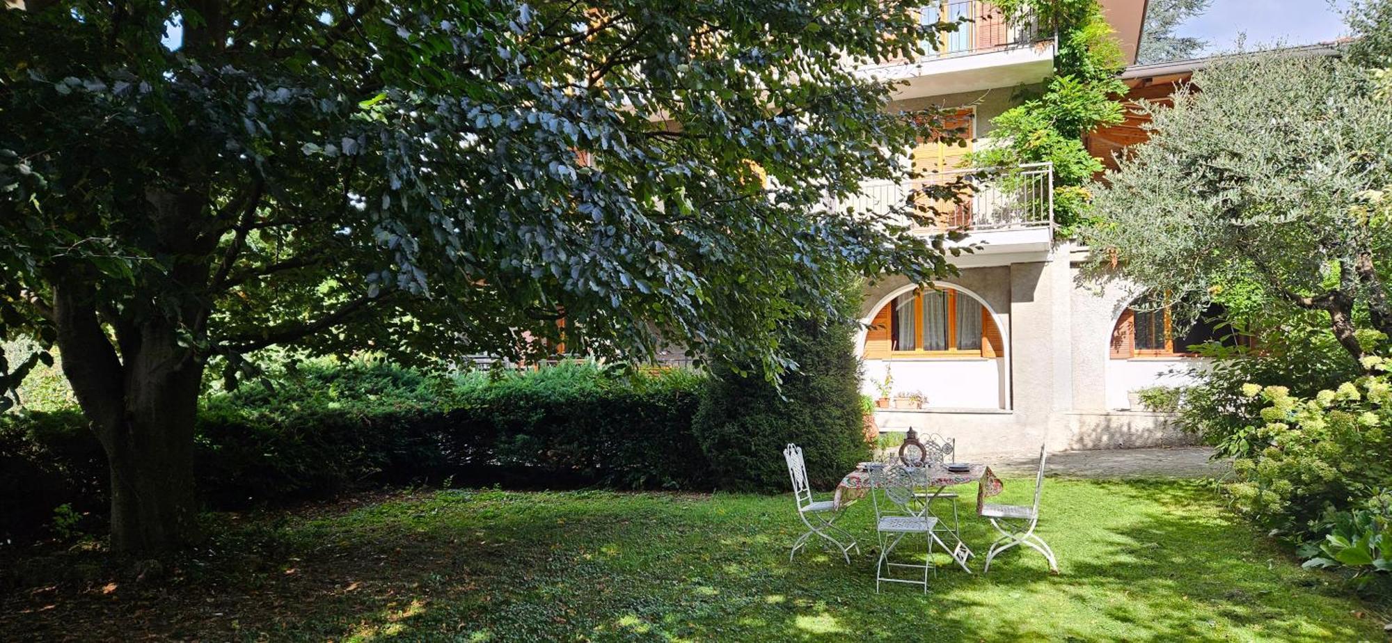 Appartamento Con Ingresso Autonomo, Giardino Privato E Portico Introbio Esterno foto