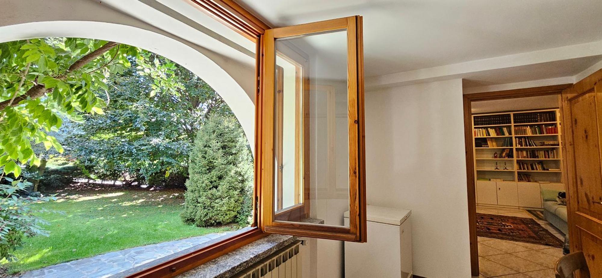 Appartamento Con Ingresso Autonomo, Giardino Privato E Portico Introbio Esterno foto