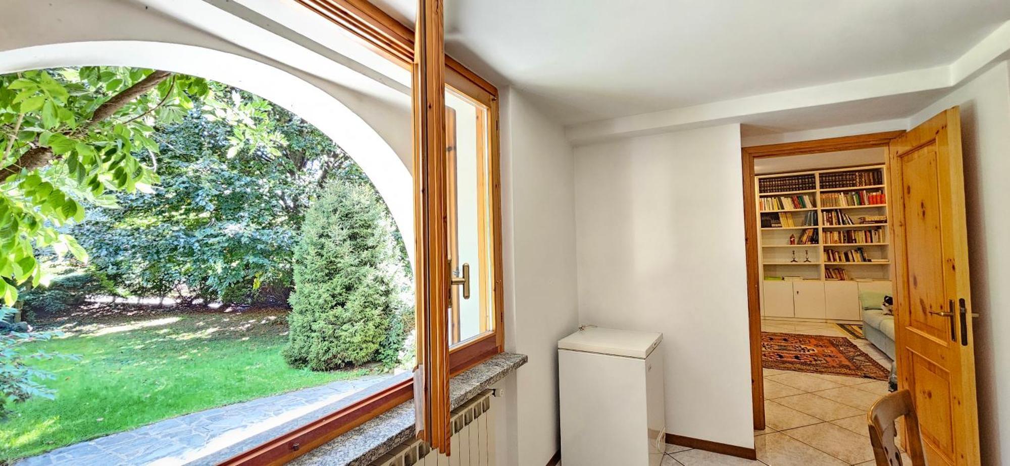 Appartamento Con Ingresso Autonomo, Giardino Privato E Portico Introbio Esterno foto