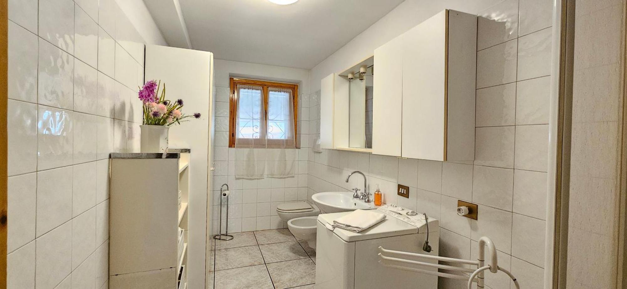 Appartamento Con Ingresso Autonomo, Giardino Privato E Portico Introbio Esterno foto