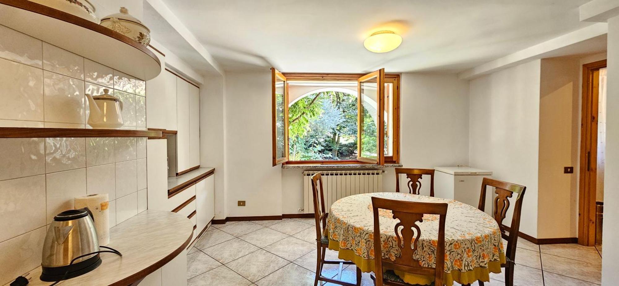 Appartamento Con Ingresso Autonomo, Giardino Privato E Portico Introbio Esterno foto