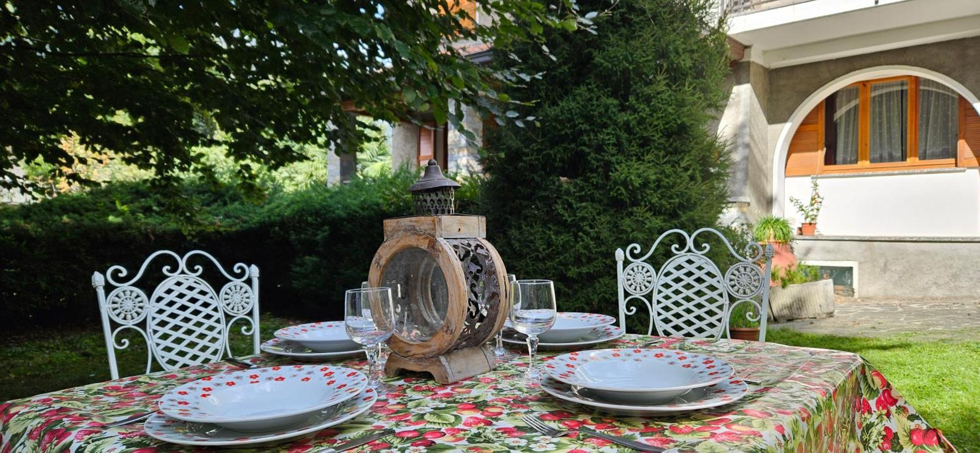 Appartamento Con Ingresso Autonomo, Giardino Privato E Portico Introbio Esterno foto